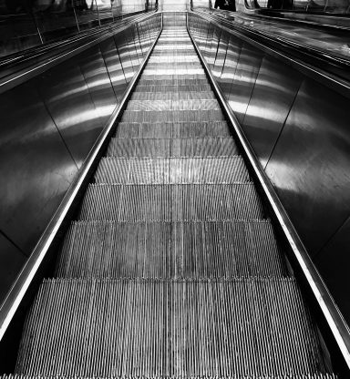 Escalier mécanique, de la collection "Stairs". Les escaliers sont, comme les nuages et le mont Komove, une sorte de sujet récurrent.