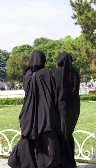Face à une masse de touristes plus ou moins dénudé(e)s, elles frappaient par leur joie malgré les voiles. 