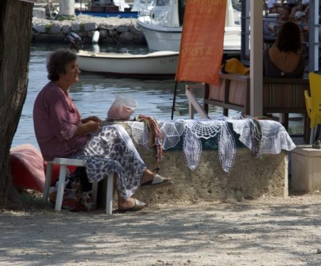Sur le quai, digne près des touristes, cette dame crochetait ses napperons "à la minute".
