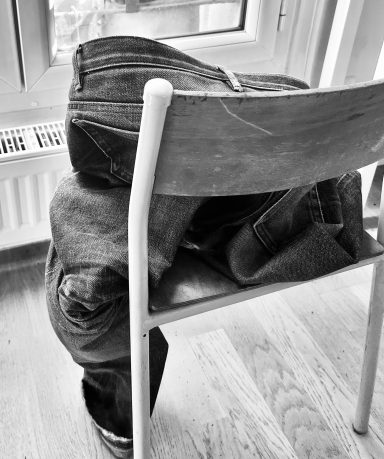 Denim oublié sur une chaise