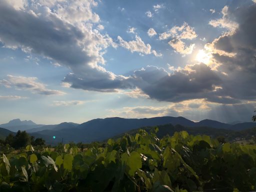 Le soleil perce à travers les nuages 