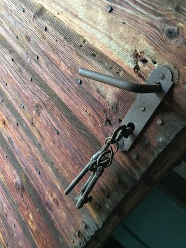 La serrure de la porte  de la maison de mes grands-parents.